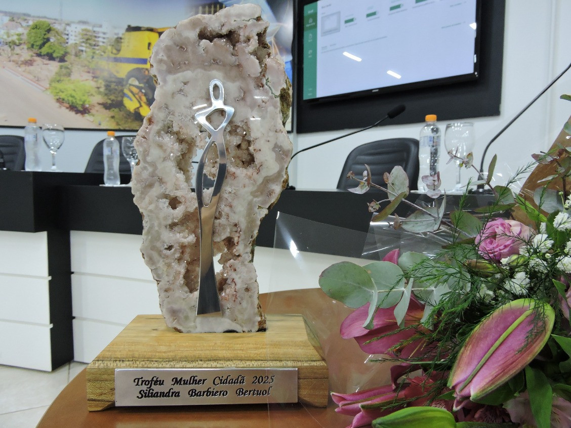 Sessão Solene homenageia Siliandra Barbiero Bertuol com o Troféu Mulher Cidadã
